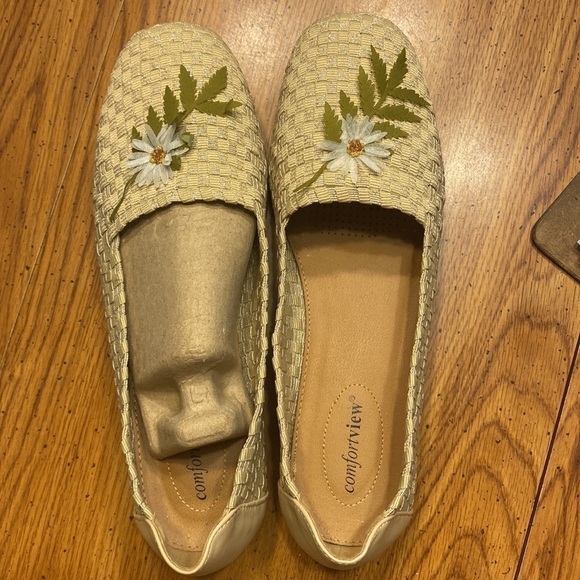 COMFORTVIEW shoes, beige color with flowers details, size 10.5, super cute - Picture 8 of 8